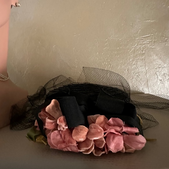 FABULOUS 1930s\' BLACK STRAW TOQUE  WITH FABRIC FLOWERS AND LONG VEIL